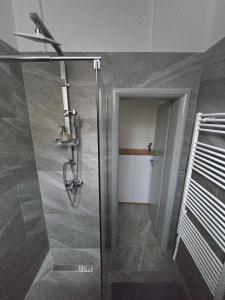 Et badeværelse på Sarajevo central quiet apartment,private free parking + 20 billeder
