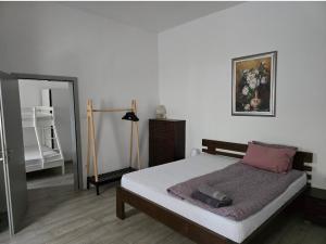 En eller flere senge i et værelse på Sarajevo central quiet apartment,private free parking