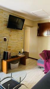 TV a/nebo společenská místnost v ubytování Imizamo Accommodation + 47 fotografií