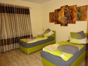 two twin beds in a room with a window at Ferienwohnung LAN in Bad Rothenfelde