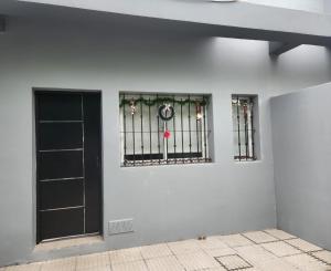 a white wall with a door and a window at Duplex en Gualeguay in Gualeguay