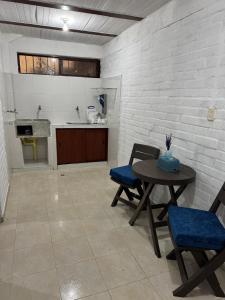 a kitchen with a table and chairs in a room at Acogedor Aparta estudio central in Popayan