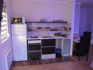 una pequeña cocina con nevera blanca y fregadero en Apartmani Beograd 43, en Belgrado 13 fotos más
