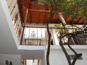 escalera con balcón y planta en Posada Temazcal Santo Domingo, en Tepoztlán