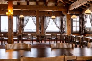 Un lugar para sentarse en Berghotel Pischa Mountain Lodge 196 fotos más