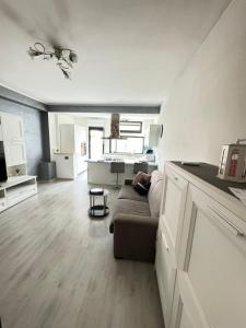 a living room with a couch and a kitchen at Favoloso CON TERRAZZO in Frosinone