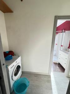 a laundry room with a washer and a washing machine at Favoloso CON TERRAZZO in Frosinone
