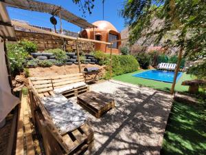 a backyard with a swimming pool and a house at Domo Sol Del Valle in Horcon