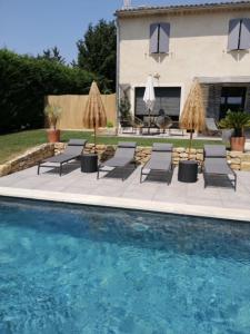 Bazén v ubytovaní Villa avec piscine dans quartier résidentiel alebo v jeho blízkosti