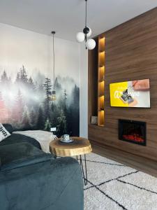 een woonkamer met een bank en een open haard bij Vučko Delux in Bjelašnica