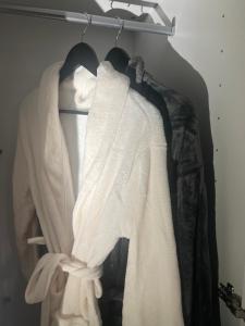 een kast met een witte jurk aan een rek bij Vučko Delux in Bjelašnica
