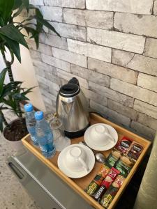 Set per la preparazione di tè e caffè presso RG Boutique Hotel