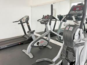 Das Fitnesscenter und/oder die Fitnesseinrichtungen in der Unterkunft Strategic MTH Square Apt 1BR with Wi-Fi, Pool & Gym by 2ndHome