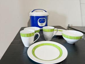 Kaffee-/Teezubehör in der Unterkunft Strategic MTH Square Apt 1BR with Wi-Fi, Pool & Gym by 2ndHome
