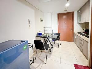 Küche/Küchenzeile in der Unterkunft Strategic MTH Square Apt 1BR with Wi-Fi, Pool & Gym by 2ndHome