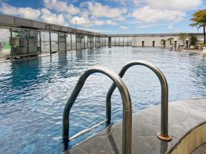 Der Swimmingpool an oder in der Nähe von Strategic MTH Square Apt 1BR with Wi-Fi, Pool & Gym by 2ndHome