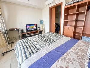 TV/Unterhaltungsangebot in der Unterkunft Strategic MTH Square Apt 1BR with Wi-Fi, Pool & Gym by 2ndHome