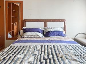 Ein Bett oder Betten in einem Zimmer der Unterkunft Strategic MTH Square Apt 1BR with Wi-Fi, Pool & Gym by 2ndHome