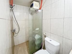Ein Badezimmer in der Unterkunft Strategic MTH Square Apt 1BR with Wi-Fi, Pool & Gym by 2ndHome