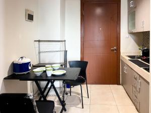 Küche/Küchenzeile in der Unterkunft Strategic MTH Square Apt 1BR with Wi-Fi, Pool & Gym by 2ndHome