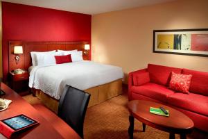 Una cama o camas en una habitación de Courtyard by Marriott Columbus 10 fotos más