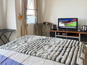 TV/Unterhaltungsangebot in der Unterkunft Strategic MTH Square Apt 1BR with Wi-Fi, Pool & Gym by 2ndHome