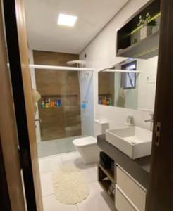 Passo De TorresにあるHome Familyのトイレと洗面台付きのバスルーム