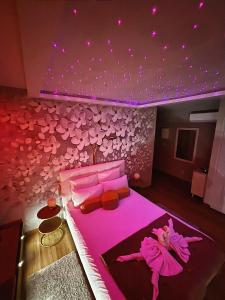 Katil atau katil-katil dalam bilik di Studio Love room Spa Baignoire double La Ciotat Centre port