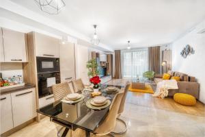 Η κουζίνα ή μικρή κουζίνα στο Central, Bloc nou cu parcare Gratuita Emma accommodation in Monarh Tower