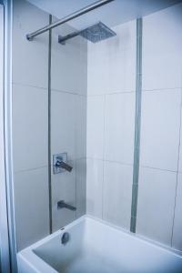 ein Badezimmer mit einer Dusche und einer Badewanne mit einer Glastür in der Unterkunft Stunning suite in downtown perfect for businesses trips and small families in Toronto + 20 Fotos