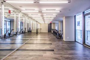 einen Fitnessraum mit Fahrrädern, die in einem Flur stehen in der Unterkunft Stunning suite in downtown perfect for businesses trips and small families in Toronto
