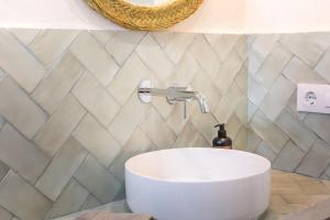 Un baño con un lavabo blanco en una habitación. en Resting of Peace by the Sea, en Denia 23 fotos más