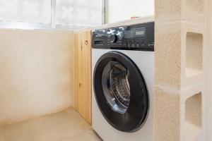lavadora y secadora en una lavandería en Resting of Peace by the Sea, en Denia