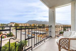 - Balcón con vistas a la calle en Resting of Peace by the Sea, en Denia