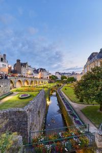 a bridge over a river in a city at appartement en plein centre, wifi in Questembert