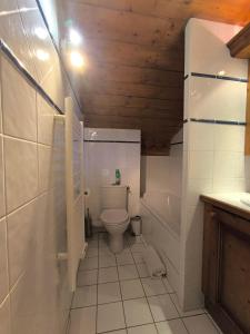 un bagno con un water, una vasca e un lavandino di Chalet Cannon- Mountain Getaway a Les Contamines-Montjoie