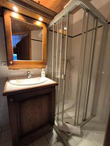 un bagno con doccia e lavandino di Chalet Cannon- Mountain Getaway a Les Contamines-Montjoie Altre 19 foto