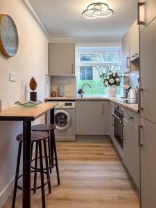 Kuchyň nebo kuchyňský kout v ubytování STUNNING MODERN Apartment Near AIRPORT & CENTRE, FREE PARKING, AMAZING LED MEDIA WALL & LUXURY MASTER BEDROOM