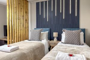 Postel nebo postele na pokoji v ubytování STUNNING MODERN Apartment Near AIRPORT & CENTRE, FREE PARKING, AMAZING LED MEDIA WALL & LUXURY MASTER BEDROOM