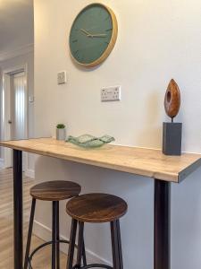 Fotografie z fotogalerie ubytování STUNNING MODERN Apartment Near AIRPORT & CENTRE, FREE PARKING, AMAZING LED MEDIA WALL & LUXURY MASTER BEDROOM v Lutonu