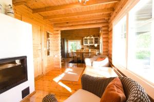 Χώρος καθιστικού στο Beautiful Cabin At The Sea