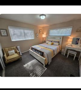 a bedroom with a bed and a chair and a desk at Charming relaxed staying in Sacramento