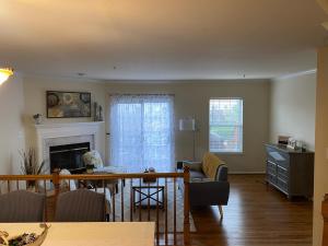 Una sala de estar con una mesa y una chimenea. en Cozy 3 bedrooms towhouse, en Frederick 14 fotos más