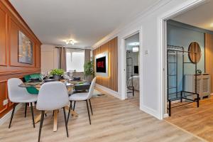 TV a/nebo společenská místnost v ubytování STUNNING MODERN Apartment Near AIRPORT & CENTRE, FREE PARKING, AMAZING LED MEDIA WALL & LUXURY MASTER BEDROOM + 48 fotografií