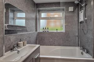 Koupelna v ubytování STUNNING MODERN Apartment Near AIRPORT & CENTRE, FREE PARKING, AMAZING LED MEDIA WALL & LUXURY MASTER BEDROOM