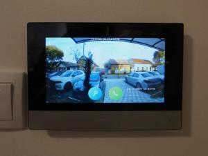 a television with a picture of cars parked in a parking lot at Apartman Cvijetić in Subotica
