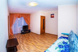 ノヴォシビルスクにあるNSK-Kvartirka, Apartment Marksa 17のベッドルーム(ベッド1台、テレビ付)