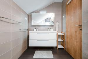 Koupelna v ubytování Apartmaji ENIA Rateče-Planica, Kranjska Gora + 37 fotografií