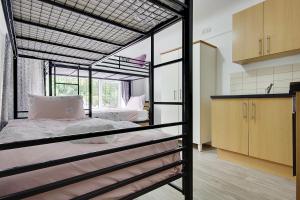 Un dormitorio con dos literas y una cocina. en The Majestic Villa, en Bournemouth