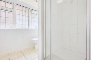 Un baño con inodoro y ducha de cristal. en The Majestic Villa, en Bournemouth 50 fotos más